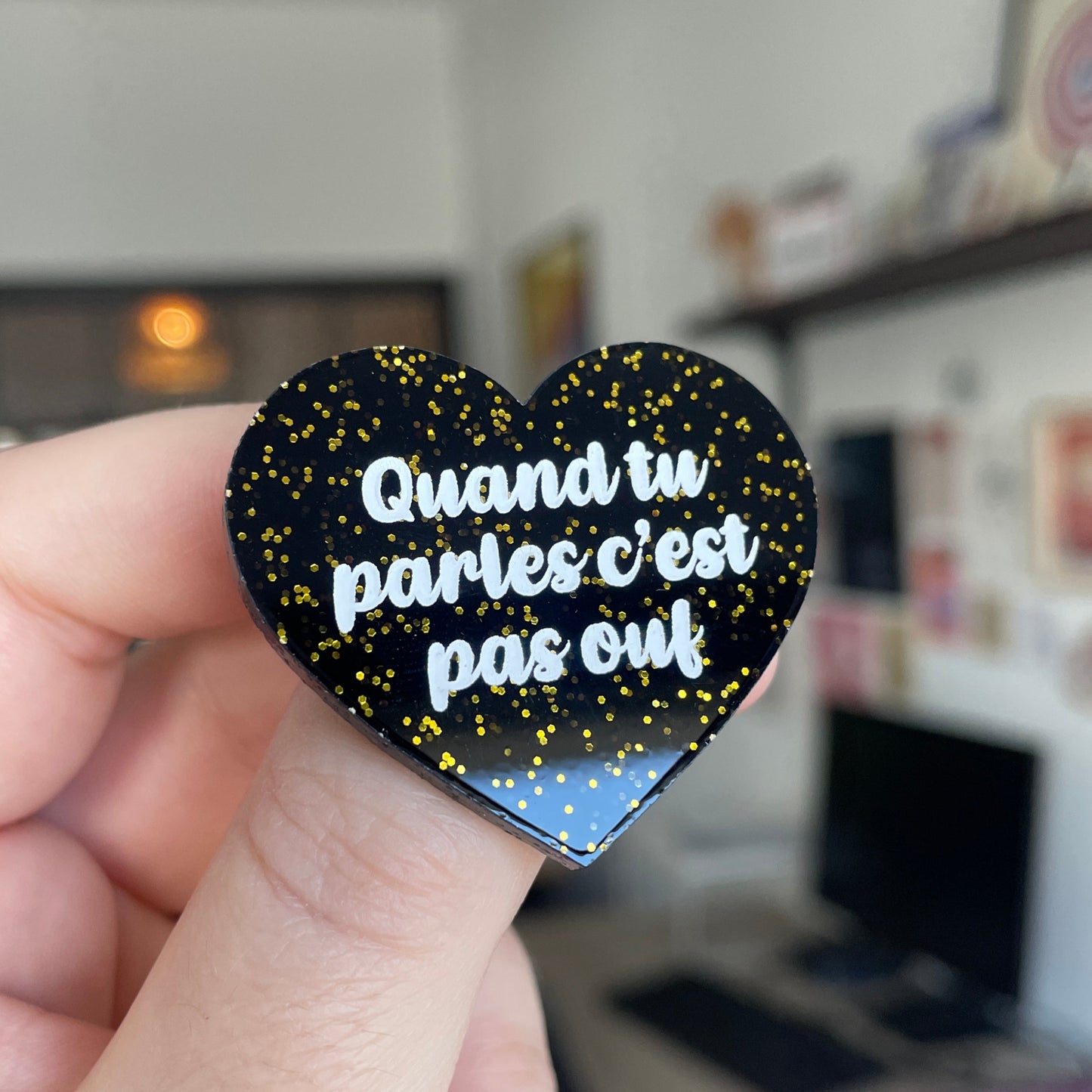 Broche "Quand tu parles c'est pas ouf" en acrylique noire à paillettes dorées