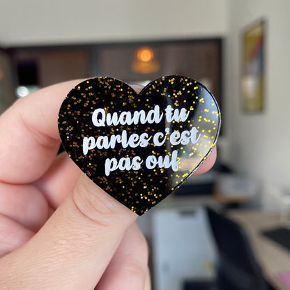 Broche "Quand tu parles c'est pas ouf" en acrylique noire à paillettes dorées