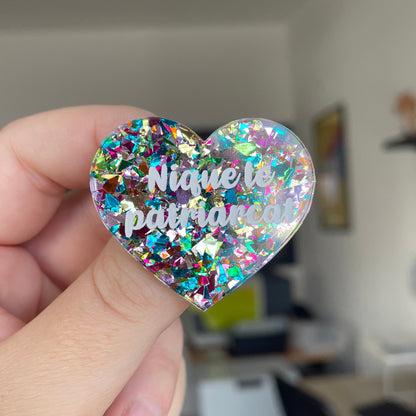 Broche "Nique le patriarcat" en acrylique à confettis multicolores