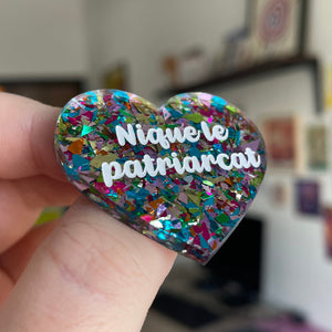 Broche "Nique le patriarcat" en acrylique à confettis multicolores