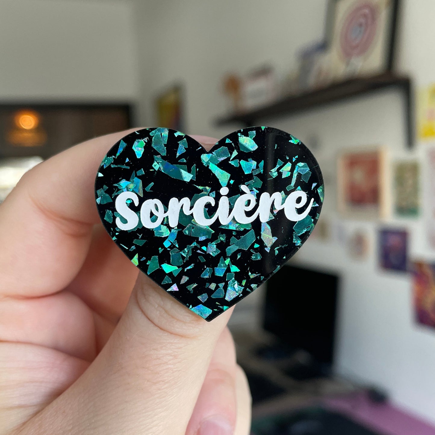 Broche "Sorcière" en acrylique à confettis turquoise galactiques