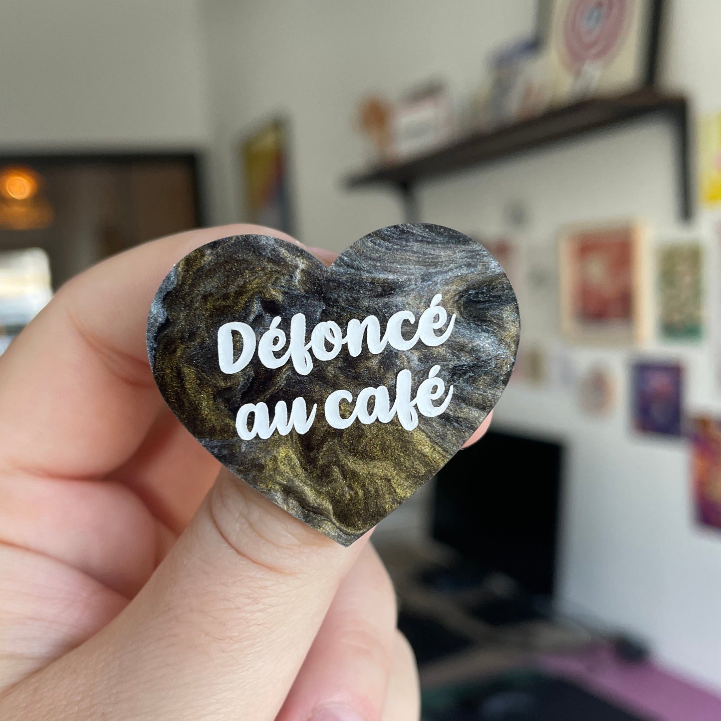 [MASCULIN] Broche "Défoncé au café" en acrylique marbrée noire, grise et dorée