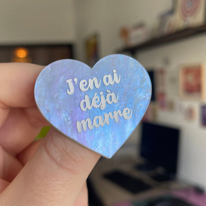 Broche "J'en ai déjà marre" en acrylique marbrée nacrée blanche et bleutée à paillettes