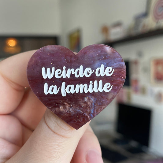 Broche "Weirdo de la famille" en acrylique marbrée marron, violette et bleue à paillettes