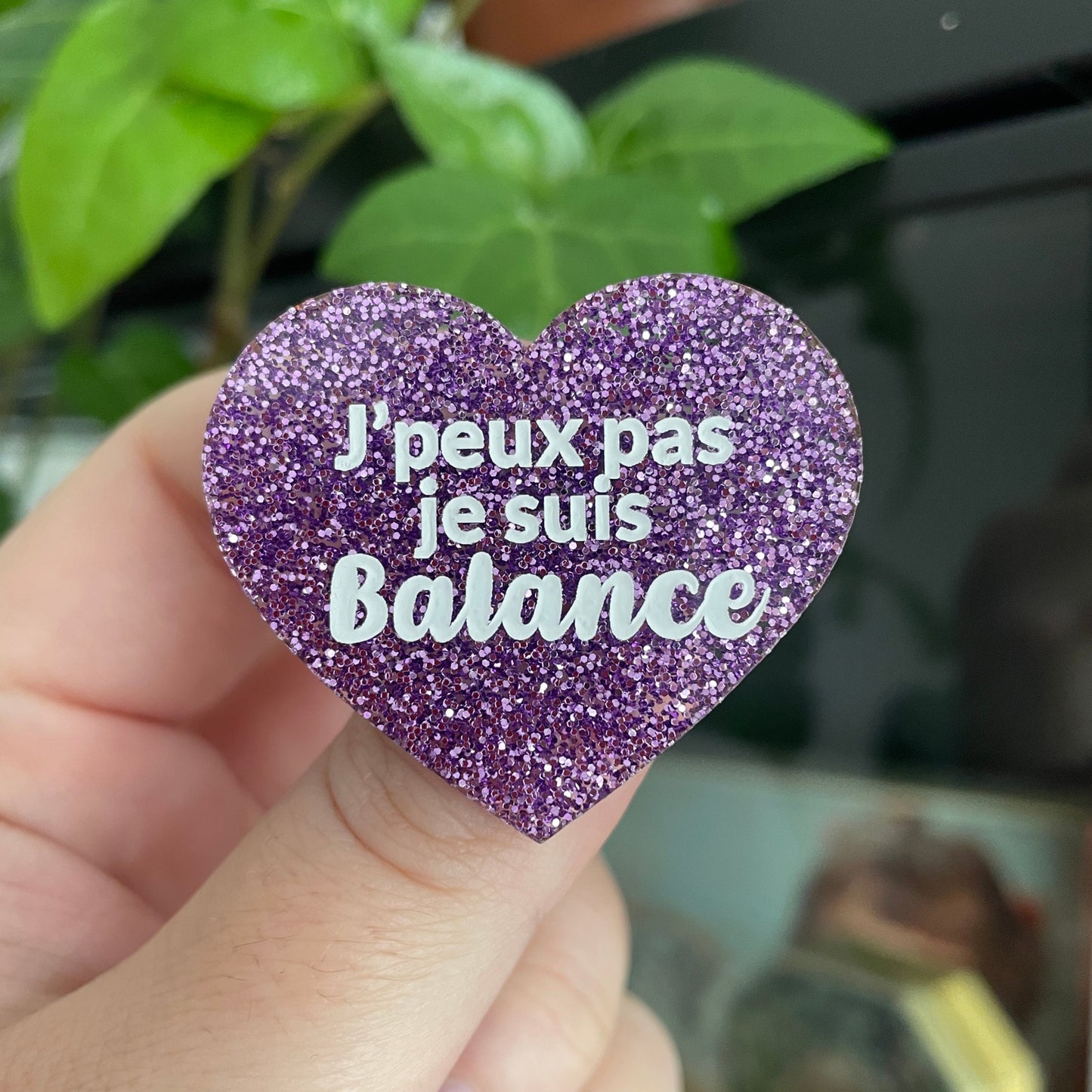 Broche "J'peux pas je suis balance" en acrylique violettes à paillettes