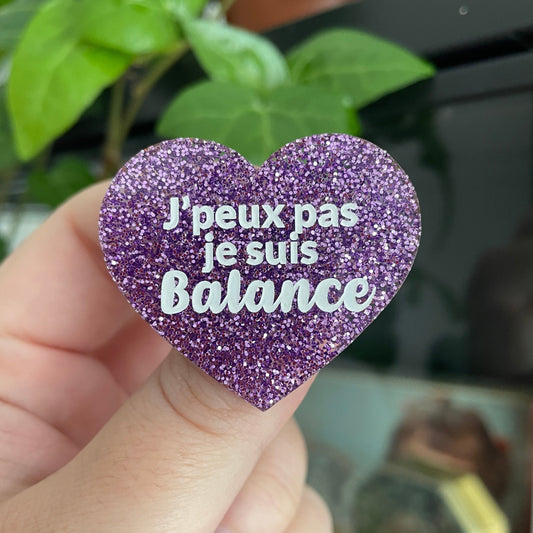 Broche "J'peux pas je suis balance" en acrylique violettes à paillettes