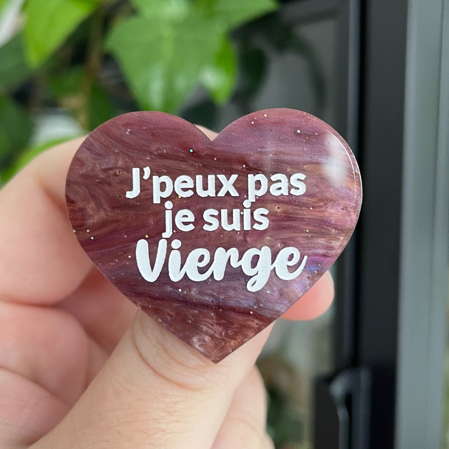 Broche "J'peux pas je suis Vierge" en acrylique marbrée marron, violette et bleue à paillettes