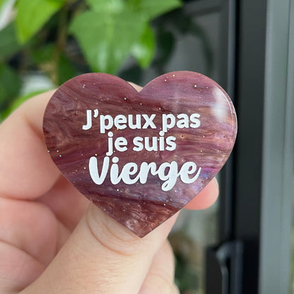 Broche "J'peux pas je suis Vierge" en acrylique marbrée marron, violette et bleue à paillettes