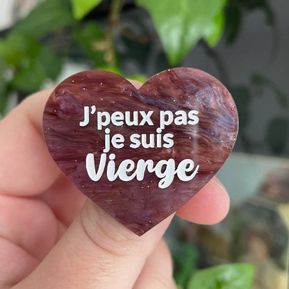 Broche "J'peux pas je suis Vierge" en acrylique marbrée marron, violette et bleue à paillettes