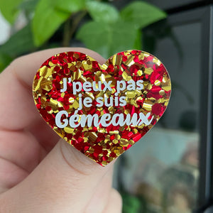 Broche "J'peux pas je suis Gémeaux" en acrylique à gros confettis rouges et jaunes
