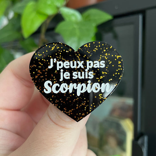 Broche "J'peux pas je suis Scorpion" en acrylique noire à paillettes dorées
