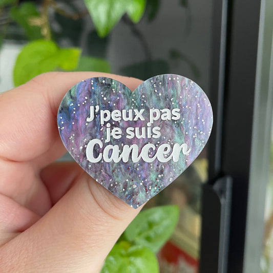 Broche "J'peux pas je suis Cancer" en acrylique marbrée noire, grise, verte et rose à paillettes