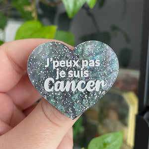 Broche "J'peux pas je suis Cancer" en acrylique marbrée noire, grise, verte et rose à paillettes