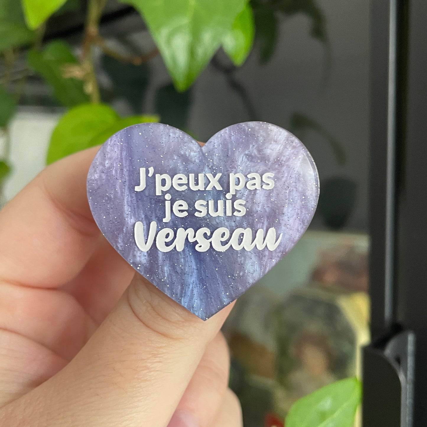 Broche "J'peux pas je suis Verseau" en acrylique marbrée bleue et rose
