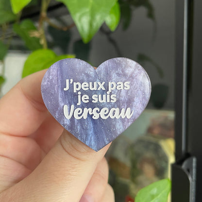 Broche "J'peux pas je suis Verseau" en acrylique marbrée bleue et rose