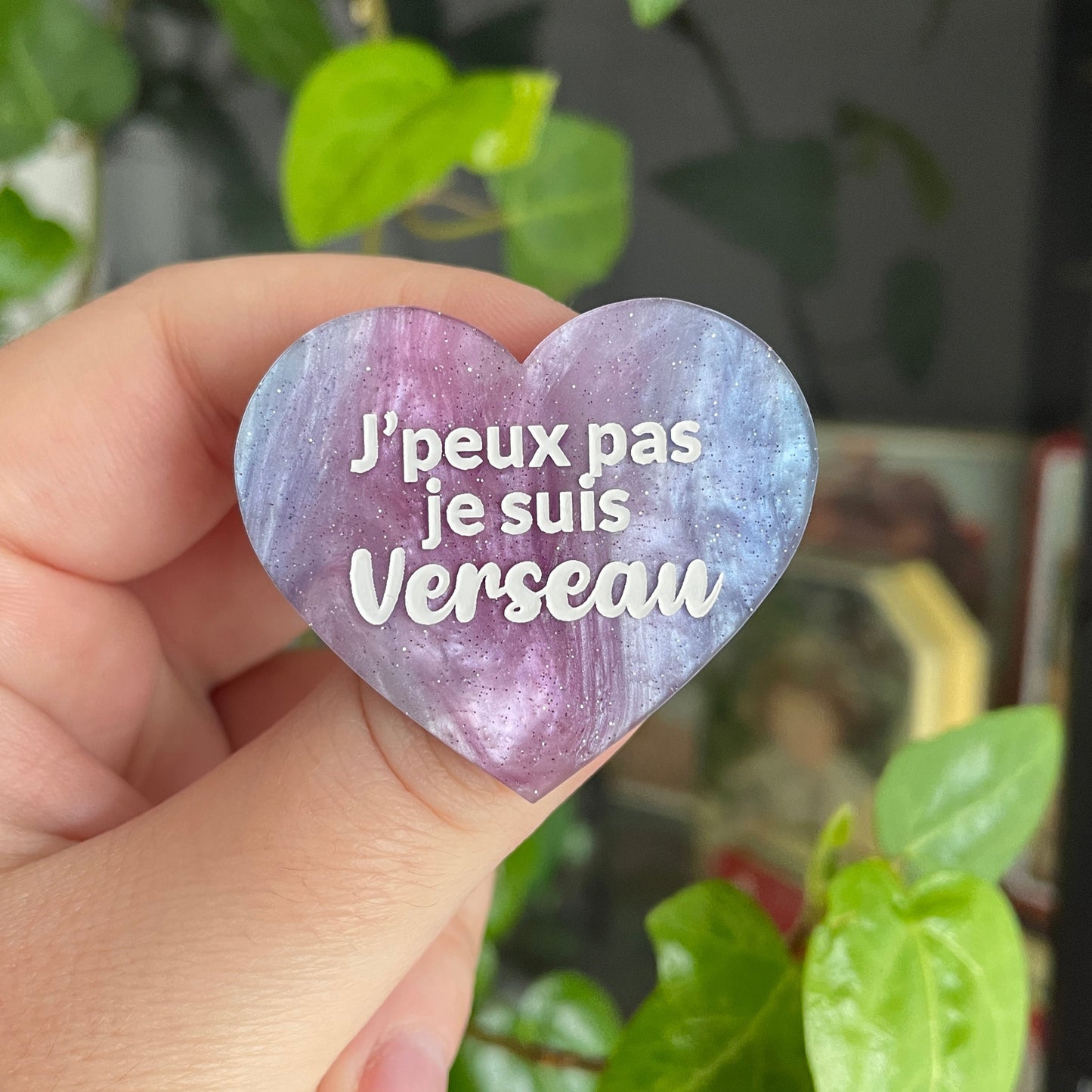 Broche "J'peux pas je suis Verseau" en acrylique marbrée bleue et rose
