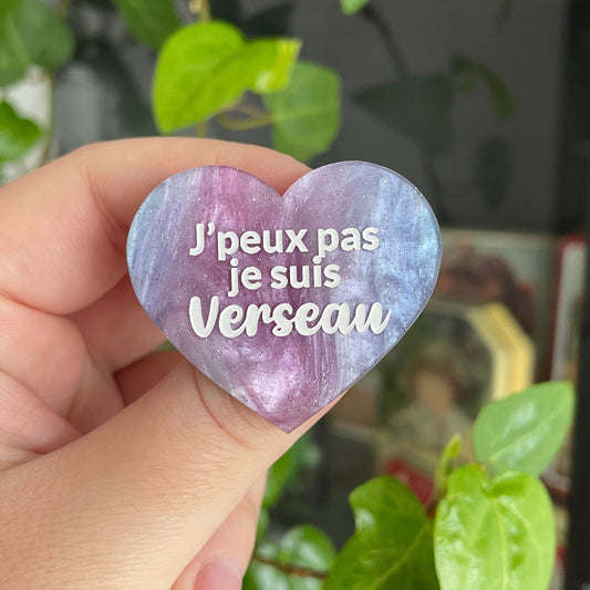 Broche "J'peux pas je suis Verseau" en acrylique marbrée bleue et rose