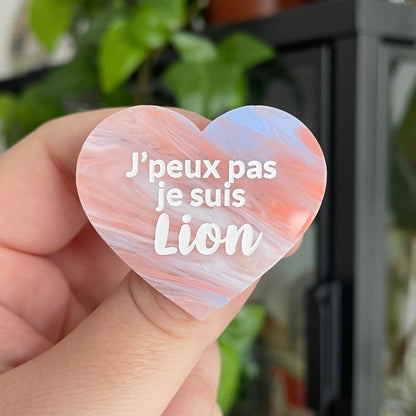 Broche "J'peux pas je suis Lion" en acrylique marbrée corail, blanche, bleue, dorée et transparente