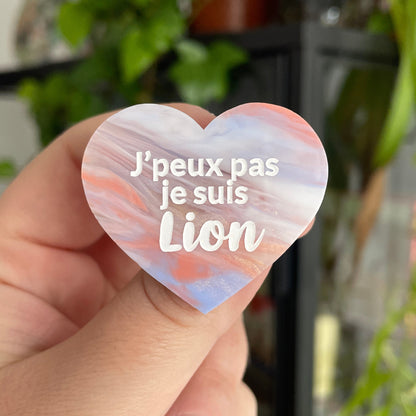 Broche "J'peux pas je suis Lion" en acrylique marbrée corail, blanche, bleue, dorée et transparente