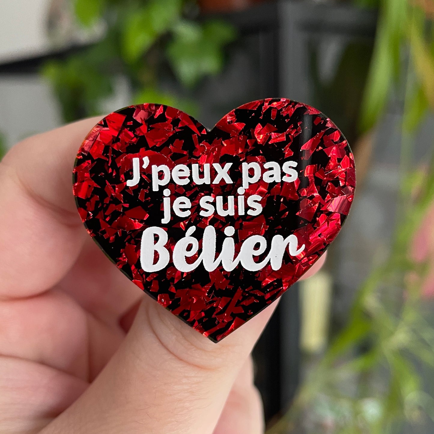 Broche "J'peux pas je suis Bélier" en acrylique noire à confettis galactiques rouges