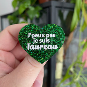 Broche "J'peux pas je suis Taureau" en acrylique verte à paillettes