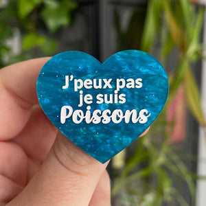 Broche "J'peux pas je suis Poissons" en acrylique marbrée bleue à paillettes