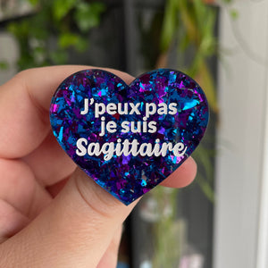 Broche "J'peux pas je suis Sagittaire" en acrylique à gros confettis bleus et violets