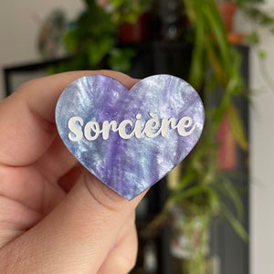 Broche "Sorcière" en acrylique marbrée bleue et violette à paillettes