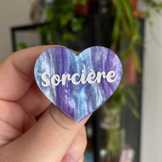 Broche "Sorcière" en acrylique marbrée bleue et violette à paillettes