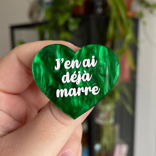 Broche "J'en ai déjà marre" en acrylique marbrée verte