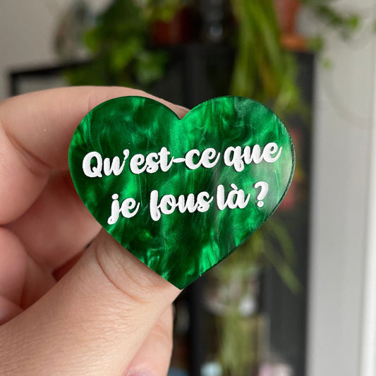 Broche "Qu'est-ce que je fous là ?" en acrylique marbrée verte