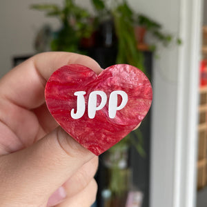 Broche "JPP" en acrylique marbrée rose à paillettes