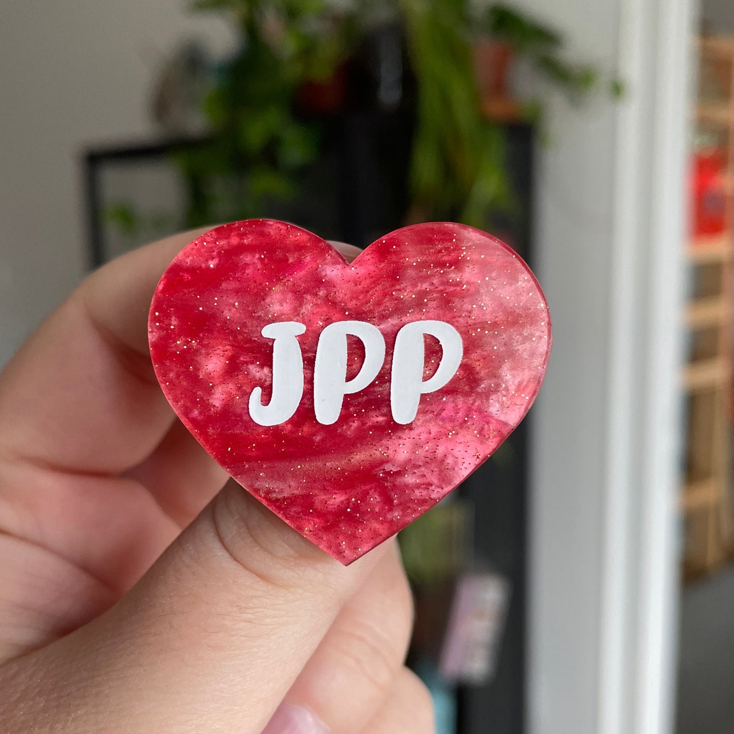 Broche "JPP" en acrylique marbrée rose à paillettes