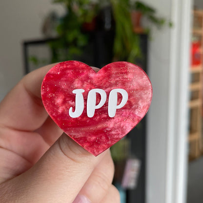 Broche "JPP" en acrylique marbrée rose à paillettes