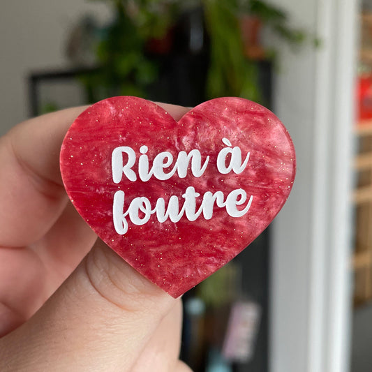 Broche "Rien à foutre" en acrylique marbrée rose à paillettes