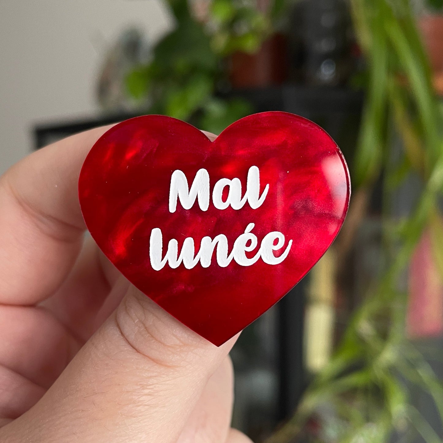 Broche "Mal lunée" en acrylique marbrée rouge