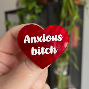 Broche "Anxious bitch" en acrylique marbrée rouge