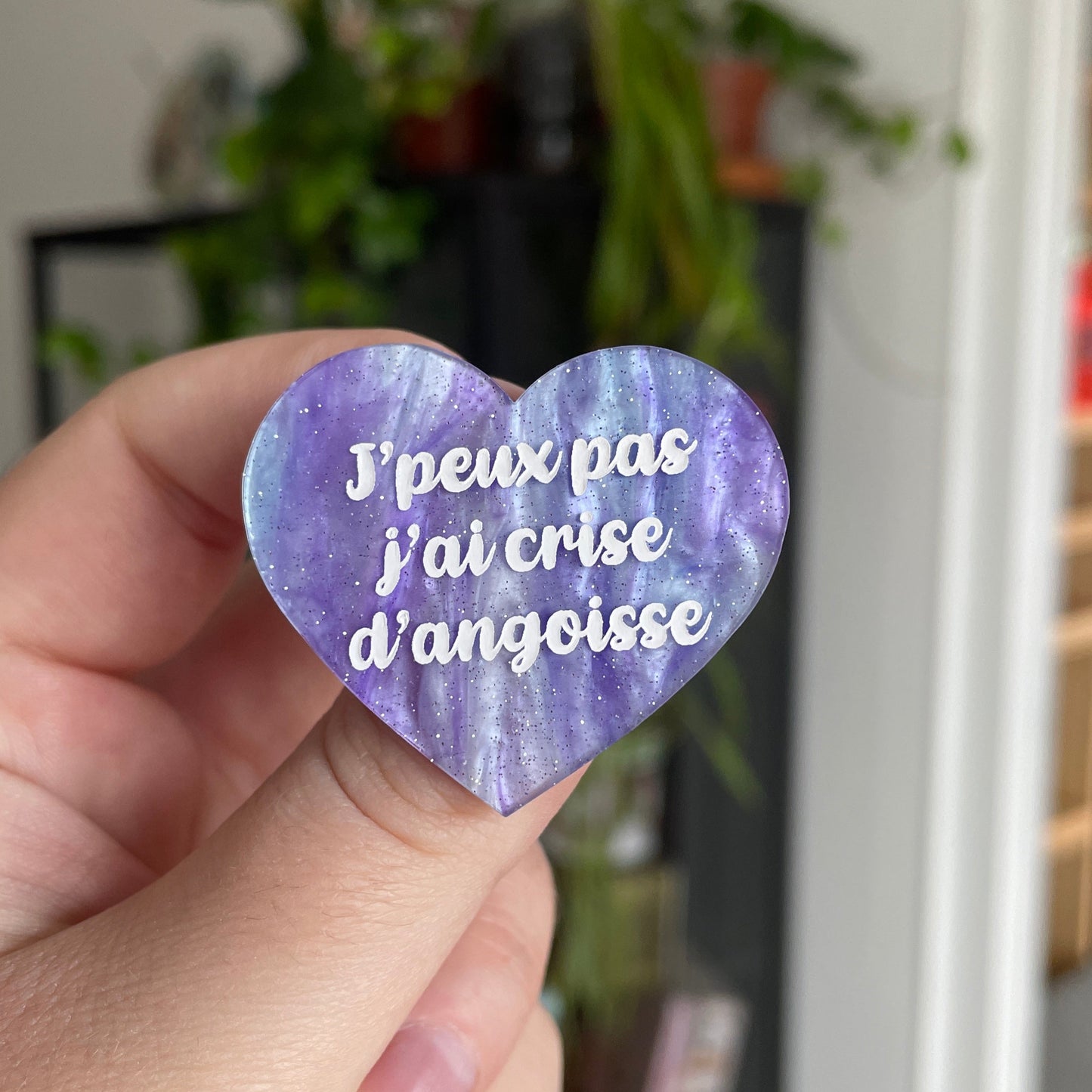 Broche "J'peux pas j'ai crise d'angoisse" en acrylique marbrée bleue et violette à paillettes