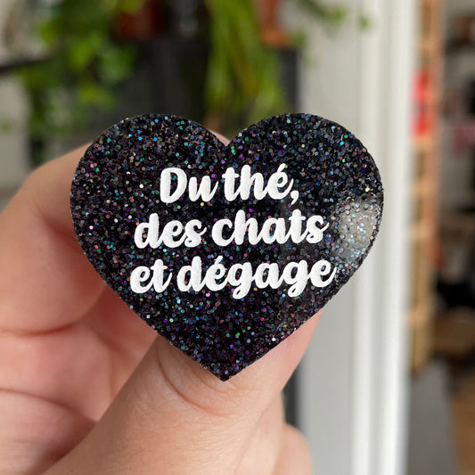 Broche "Du thé, des chats et dégage" en acrylique noire à paillettes holographiques