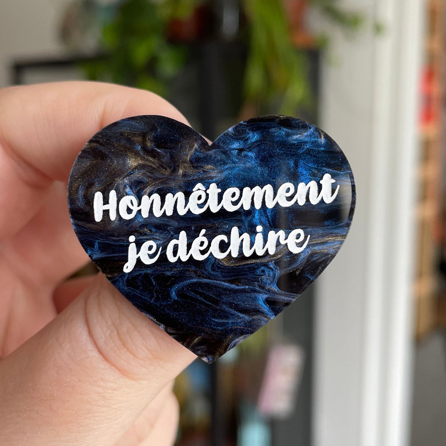 Broche "Honnêtement je déchire" en acrylique marbrée bleue et dorée