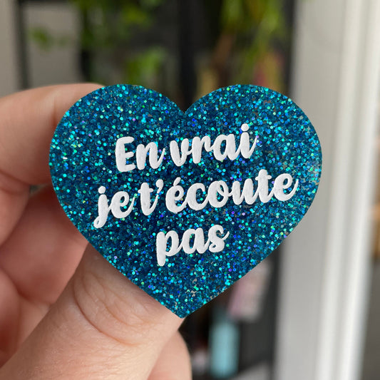 Broche "En vrai je t'écoute pas" en acrylique bleue à paillettes