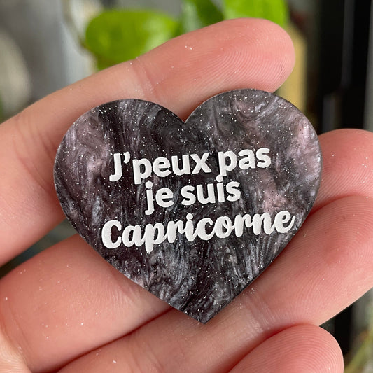 Broche "J'peux pas je suis Capricorne" en acrylique marbrée noire/grise et rose