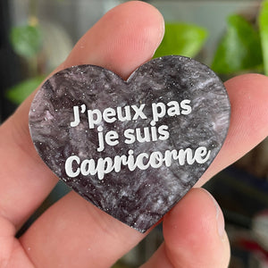 Broche "J'peux pas je suis Capricorne" en acrylique marbrée noire/grise et rose