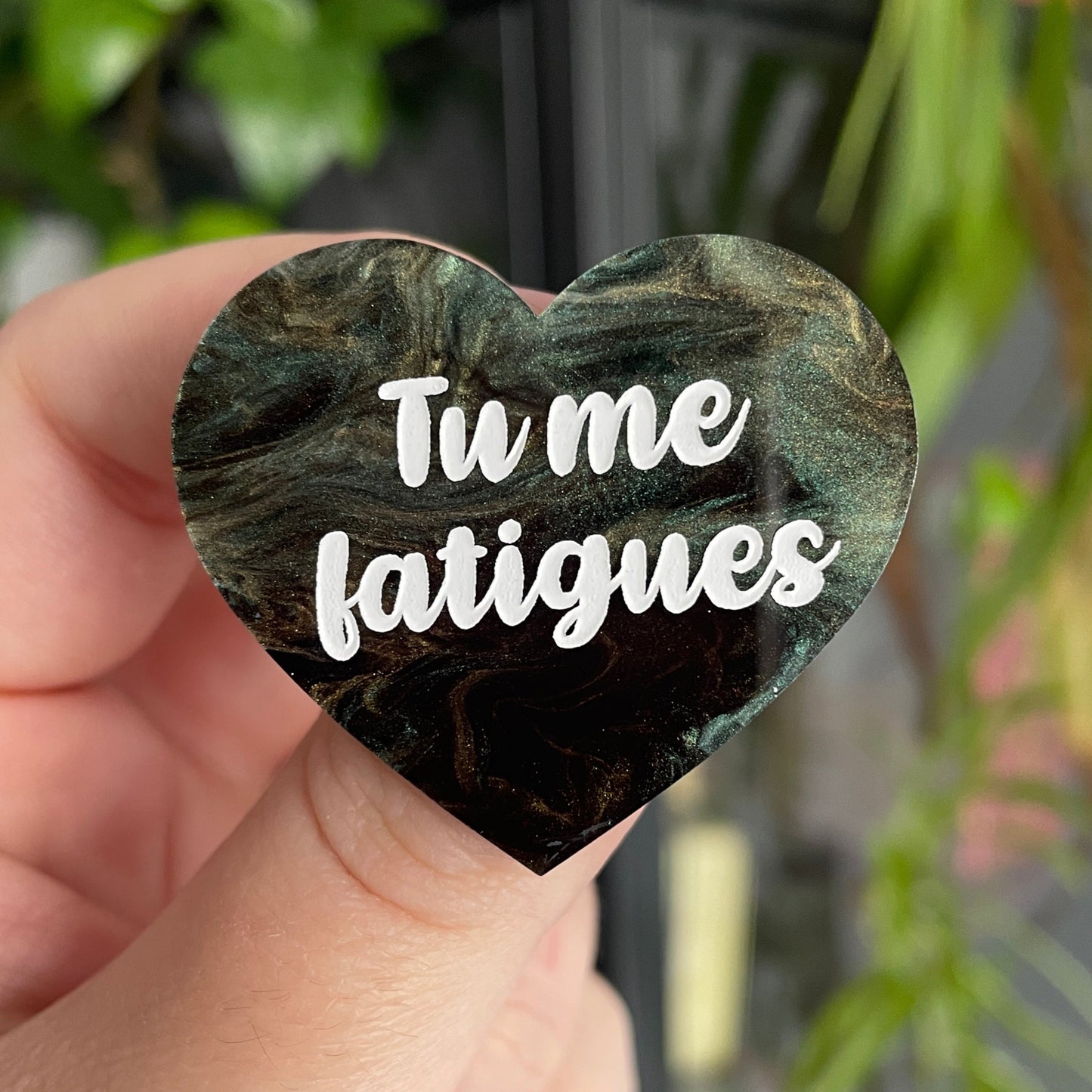 Broche "Tu me fatigues" en acrylique marbrée noire, verte et dorée