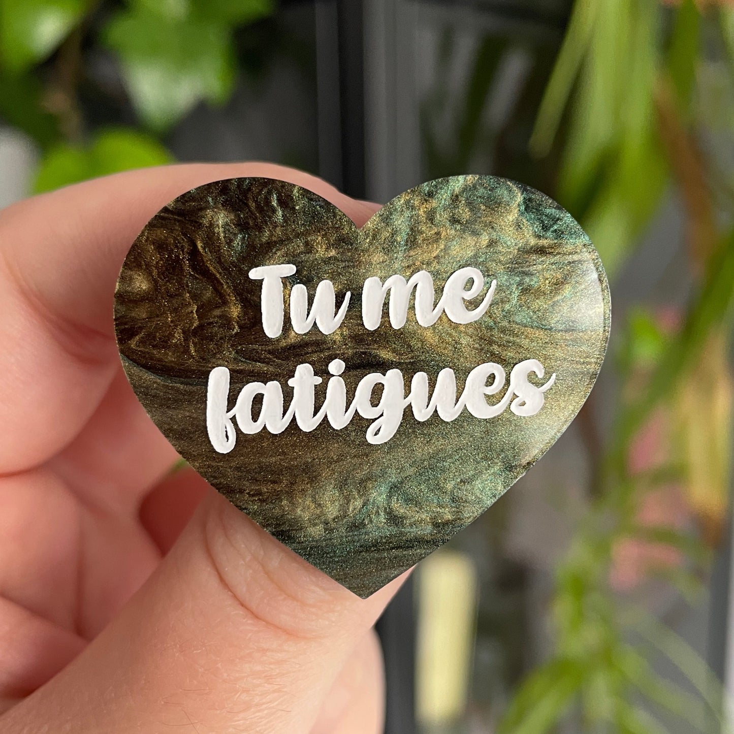 Broche "Tu me fatigues" en acrylique marbrée noire, verte et dorée