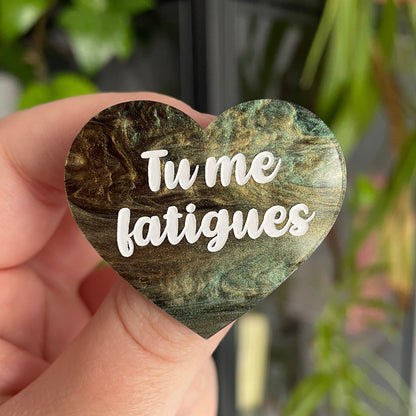 Broche "Tu me fatigues" en acrylique marbrée noire, verte et dorée
