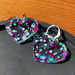 Petites boucles d'oreilles coeurs pendantes en acrylique à pois bleus, blancs et roses
