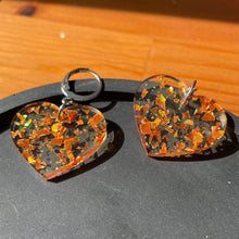 Charger l&#39;image dans la galerie, Petites boucles d&#39;oreilles coeurs pendantes en acrylique transparente avec des éclats de confettis oranges