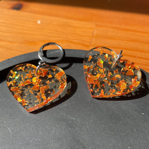 Petites boucles d'oreilles coeurs pendantes en acrylique transparente avec des éclats de confettis oranges