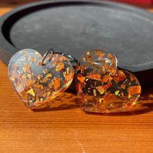 Charger l&#39;image dans la galerie, Petites boucles d&#39;oreilles coeurs pendantes en acrylique transparente avec des éclats de confettis oranges